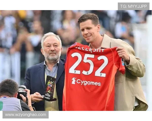 曾在国家队并肩作战71场,如今什琴斯尼与莱万将成俱乐部队友 曾在国家队并肩作战71场,如今什琴斯尼与莱万将成俱乐部队友